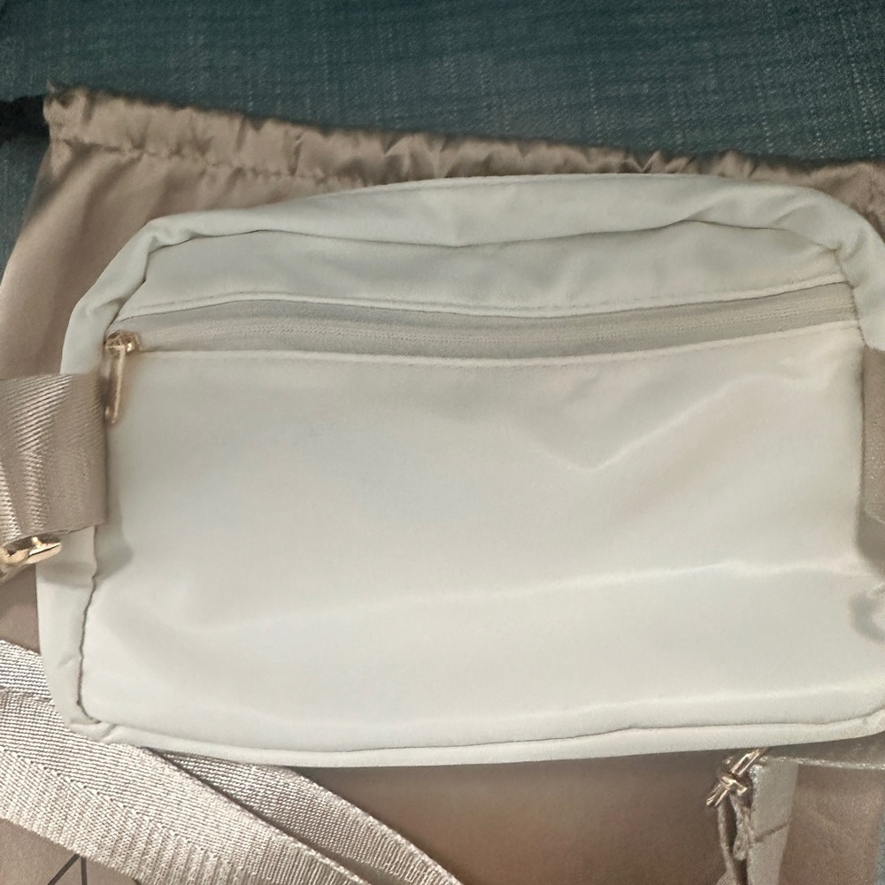 ⭐️SOLD⭐️ NWT Rose Gold Cross Body Bag - Picture 9 of 11